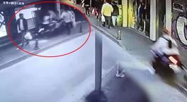 Yer: İzmir! Motosiklet kaldırımda yürüyenlerin arasına daldı