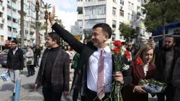 Hamza Dağ'dan 8 Mart sürprizi! Eşiyle karanfil dağıttı