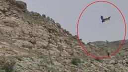Paraşütçünün zor anları! Ters rüzgara kapılıp düştü
