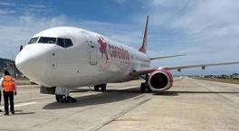 Son dakika...Alanya'da içinde 190 kişi bulunan uçağın inişte ön tekeri patladı!