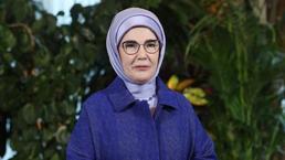 Emine Erdoğan'dan okul bahçesinde çilek yetiştiren öğrencilere tebrik