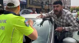 Yer: Aksaray! Kendisini uyaran polisin üzerine aracını sürdü