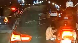 Horror on the E-5 Expressway! A show-off pirate taxi driver throws a female passenger out of the car