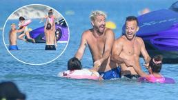 Rıza Kocaoğlu ve Caner Erkin'in deniz keyfi! Dakikalarca çocukları eğlendirdiler