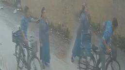 Sohbet ederken altın kolyeyi çalmak istedi, dayak yedi