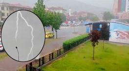 Heavy rain hits Bursa! Over 100 lightning strikes in 30 minutes