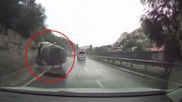 Sarıyer'de kaza anı kamerada! Araç takla attı