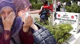 Astsubay Ömer Halisdemir’in kabrine ziyaretçi akını!