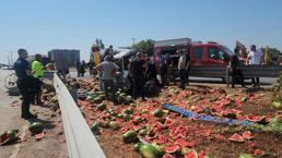 Karpuz yüklü kamyonet kaza yaptı! Ortalık resmen savaş alanına döndü