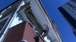 Bayrampaşa'da eski bir binada balkon çöktü
