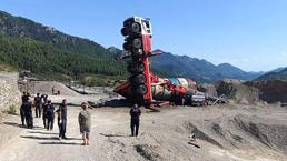 Adana'da vinç devrildi, operatör altında kaldı