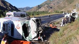 Erzurum'da ambulans ile otomobil çarpıştı! 4 ölü, 1 yaralı