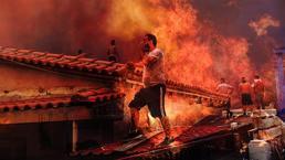 25 metrelik alevler, patlama sesleri duyuldu! Yunanistan yardım çağrısında bulundu, Türk uçakları havalandı