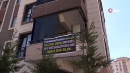 Ev sahibinden kiracısına akılalmaz kumpas! İsyan etti balkonuna pankart astı