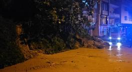 Zonguldak'ta heyelan apartmanın girişi kapattı! 6 kişi mahsur kaldı