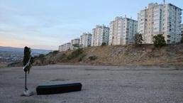 Gören gözlerine inanamadı! Arazinin ortasındaki tabut tedirgin etti