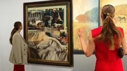 Yaza veda etti sergiye gitti! Burcu Özberk'ten kırmızı kombin