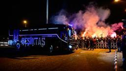 Beşiktaş'a taraftardan tesislerde coşkulu karşılama!