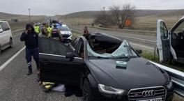 TIR'dan fırlayan teker seyir halindeki otomobilin tavanına düştü! 1 ölü