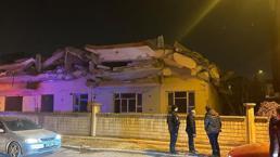 Deprem oldu sandılar! Malatya'da hasarlı bina bir anda çöktü