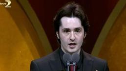 Altın Kelebek ödül töreninde duygusal anlar! Özkan Uğur'un oğlu: Keşke benim yerimde babam olsaydı