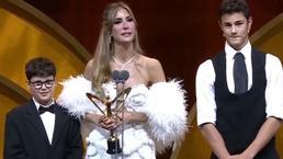 Altın Kelebek'te gözyaşları! Ödülünü çocuklarının elinden alan Çağla Şıkel konuşmakta zorlandı