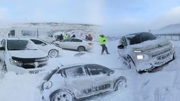 Kars'ta yoğun kar yığışı ve tipi zincirleme kazaya neden oldu!