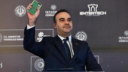 Bakan Kacır, CHP Genel Başkanı Özel'in "kırmızı kart"ına KAAN'ın uçuş kartıyla yanıt verdi 