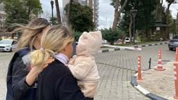 Kucağındaki çocuğuyla adliyeye sevk edildi