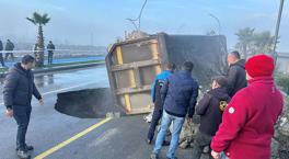 Balıkesir'de feci olay! Yol çöktü, hafriyat kamyonu devrildi