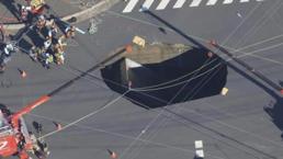 Japonya'da yol çöktü, kamyon oluşan dev çukura düştü