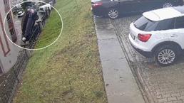 Fren yerine gaza bastı, site bahçesine uçtu! O anlar kamerada