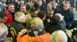 Salon karıştı, yumruklar havada uçuştu! Başkan maaşı 120 binden, 60 bin TL'ye düşürüldü