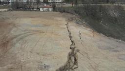 Ankara'da deprem sonrası korkutan yarıklar! Bölgede tedirginlik