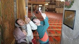 Duyan akın ediyor: Bu camiye gelenler Kabe taşına dokunma fırsatı da buluyor