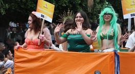 ¡Imágenes en color de Adana! La Marcha del Cortés en el Carnaval de la Flor de Naranja llamó la atención