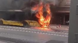 Ümraniye’de büyük panik! İçinde yolcuların bulunduğu İETT alev alev yandı