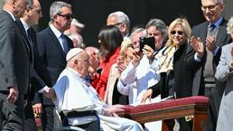 Papa Francis'ten sürpriz tur: İlk kez halkın karşısına çıktı