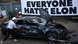 ABD’li milyarder Elon Musk’ı protesto etmek için Tesla aracı parçaladılar