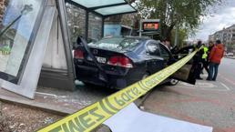 Gaziantep’te, otomobil otobüs durağına daldı! Yaralılar var