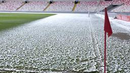 Fenerbahçe maçı öncesinde Sivas'ta zemin karla kaplandı!