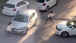 Yol ortasında garip anlar! Sürücülere küfür edip araçları tekmeledi