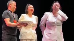 Sahnede duygusal anlar! Sürpriz doğum günü ağlattı