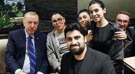 El presidente Erdogan conversó con ciudadanos