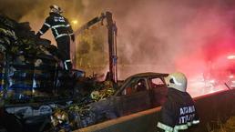 Adana'da feci kaza! TIR'a çarpıp alev alan otomobildekileri çevredekiler kurtardı