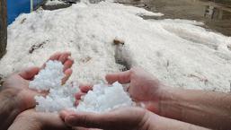 ¡La vida se detuvo en la ciudad! De repente presionado, en todas partes estaba blanco