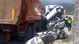 Kontrolden çıkan kamyon ortalığı savaş alanına çevirdi! Kaza yerinden ilk görüntüler