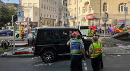 Almanya'nın Stuttgart kentinde bir araç kalabalığın içine daldı: Yaralılar var