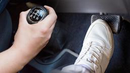 ¡Los engranajes manuales caen en este error! No descansa en el embrague, termina el motor