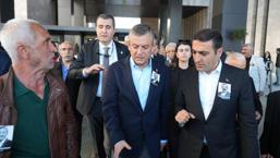 CHP lideri Özgür Özel'e yumruklu saldırı provokasyonu